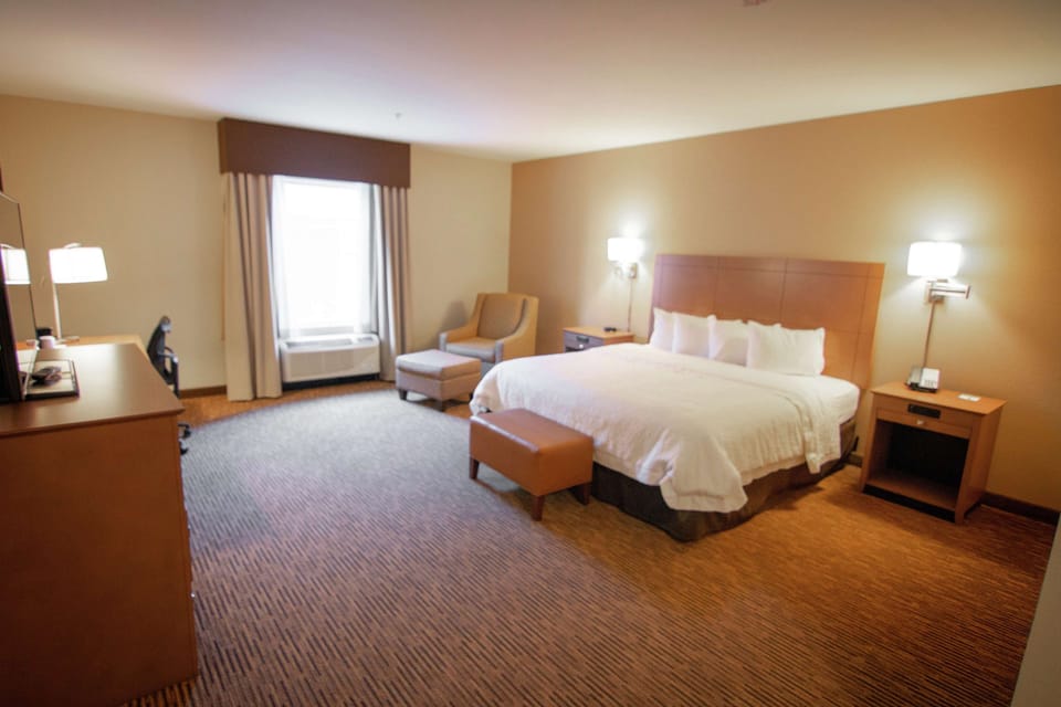 Premium bedding, in-room safe, desk, laptop workspace