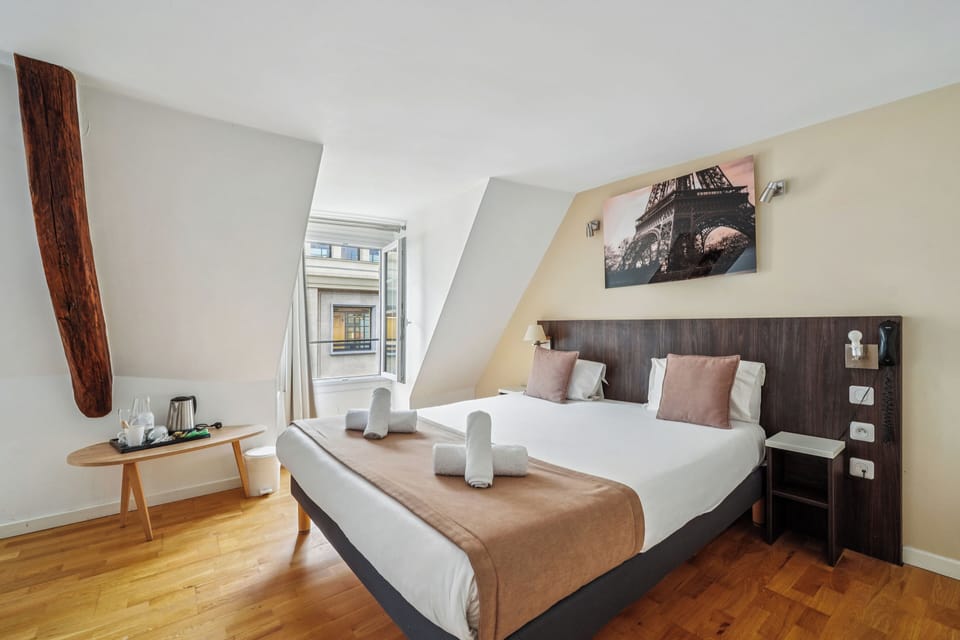 Family Room | Desk, soundproofing, iron/ironing board, free WiFi