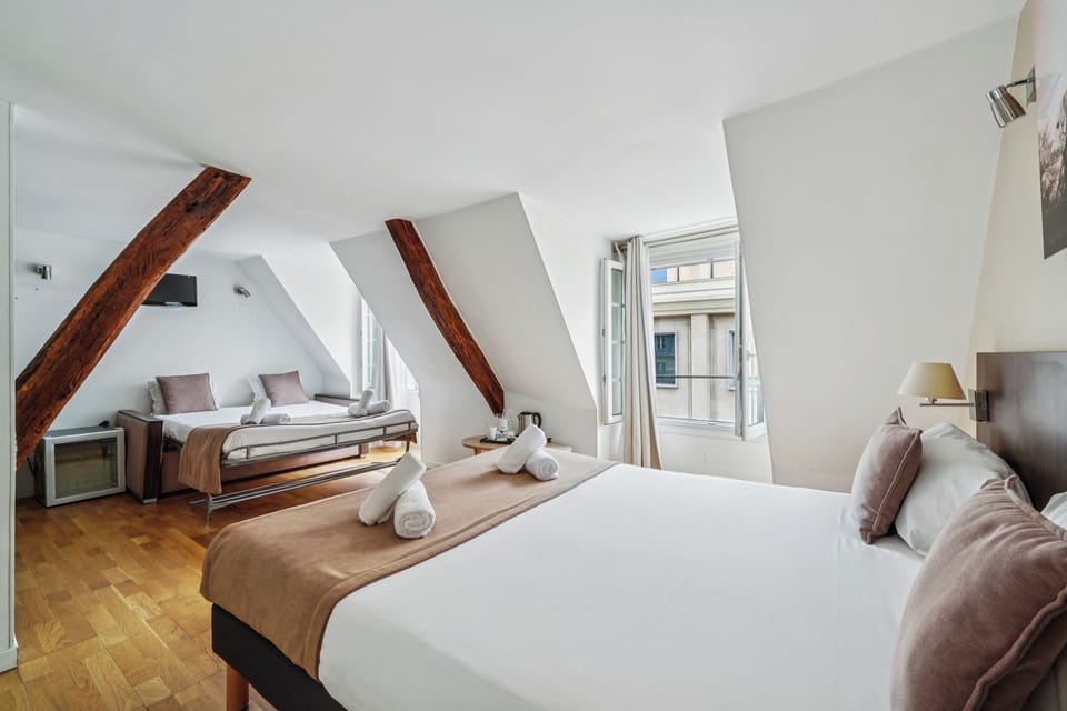 Family Room | Desk, soundproofing, iron/ironing board, free WiFi