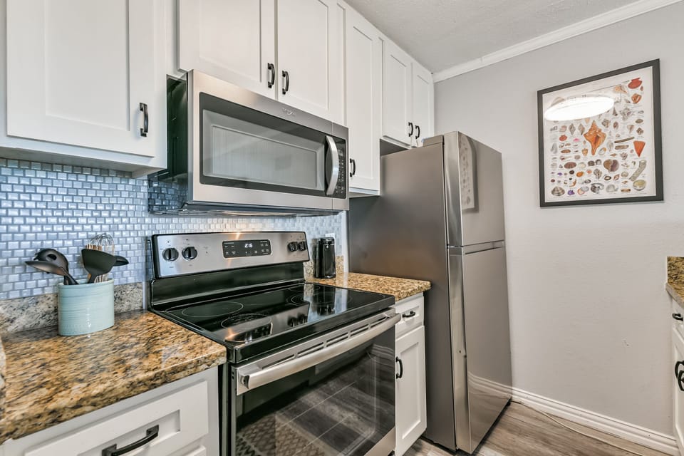 FULL SIZE APPLIANCES COMPLIMENT THIS UNIT FOR ALL OF YOUR COOKING NEEDS