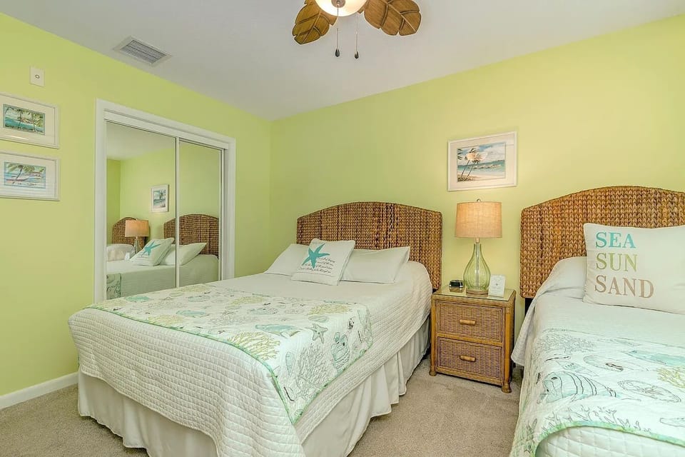 Guest Bedroom - 1 queen & 1 twin