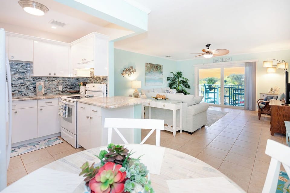 Kitchen & Dining Area
