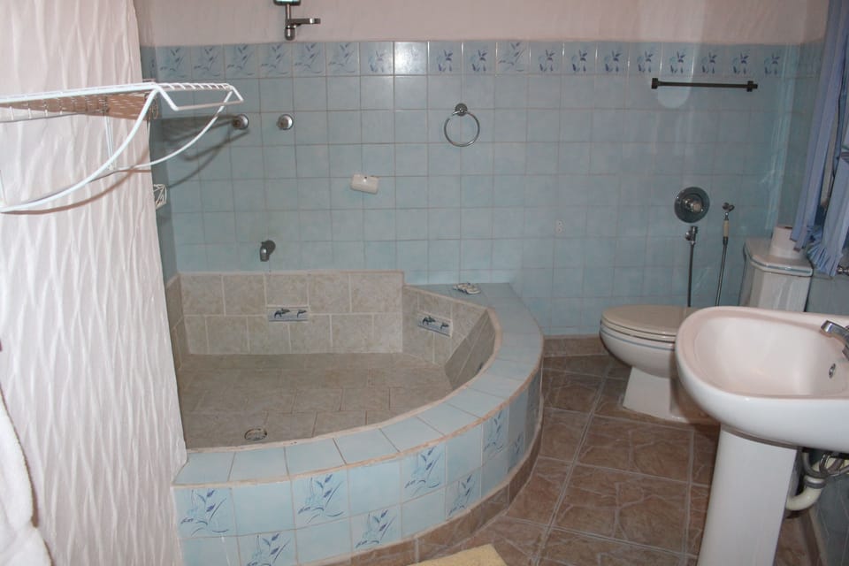 Jr. Suite con Balcón, 4pax, Vista a la piscina | Bathroom | Free toiletries, towels