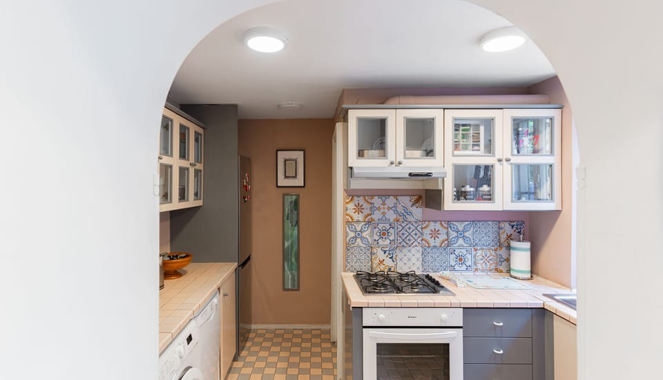 La cucina, completa di tutti i servizi.