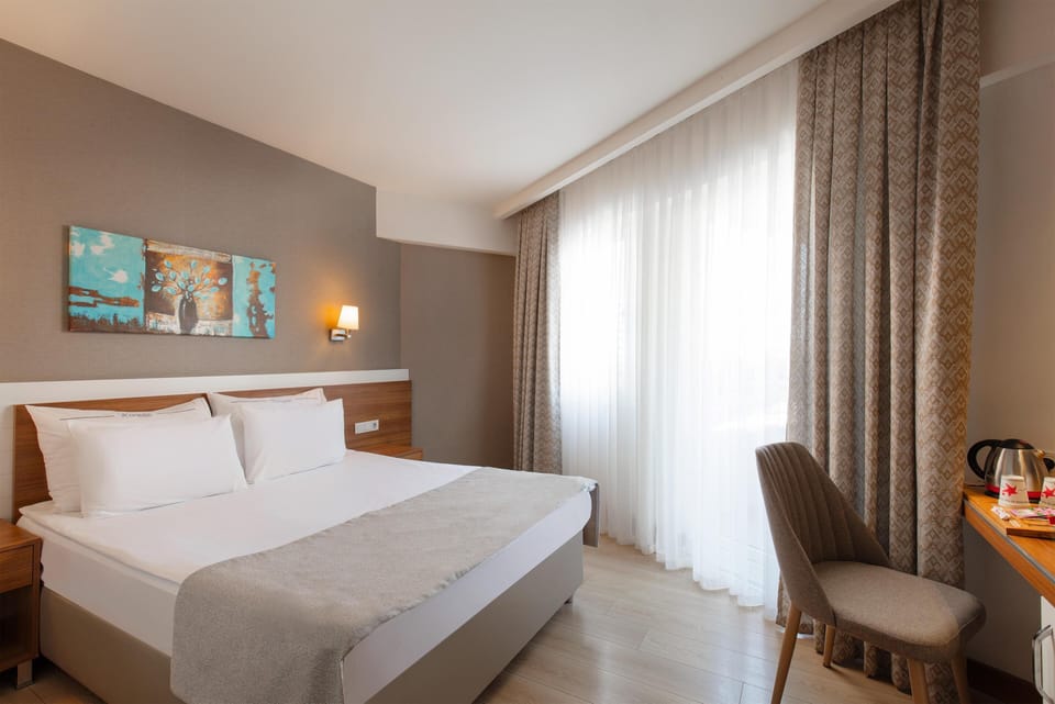 Standard Room | Minibar, in-room safe, free cribs/infant beds, free WiFi