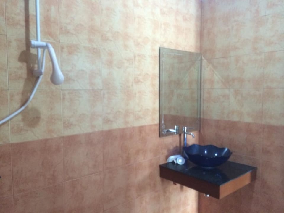Standard Room, 1 Double Bed | Bathroom | Shower, free toiletries, towels