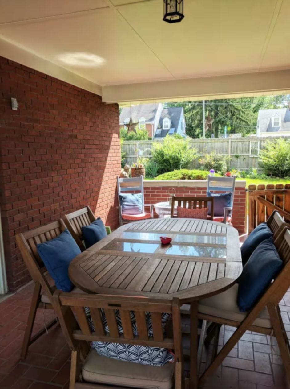 Outdoor dining