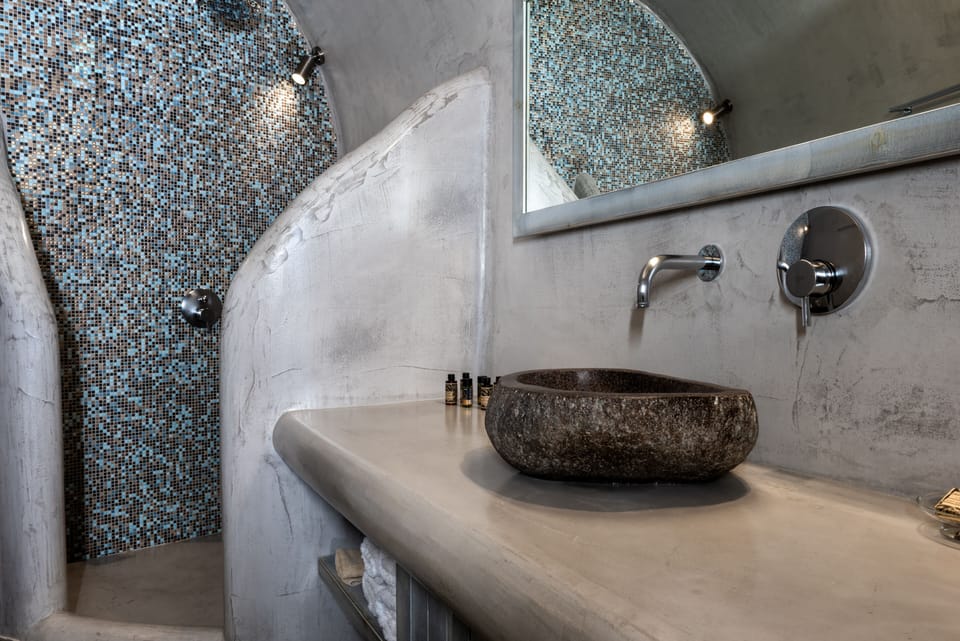 Junior Suite with Outdoor Hot Tub and Caldera View | Bathroom | Shower, hair dryer, bathrobes, slippers
