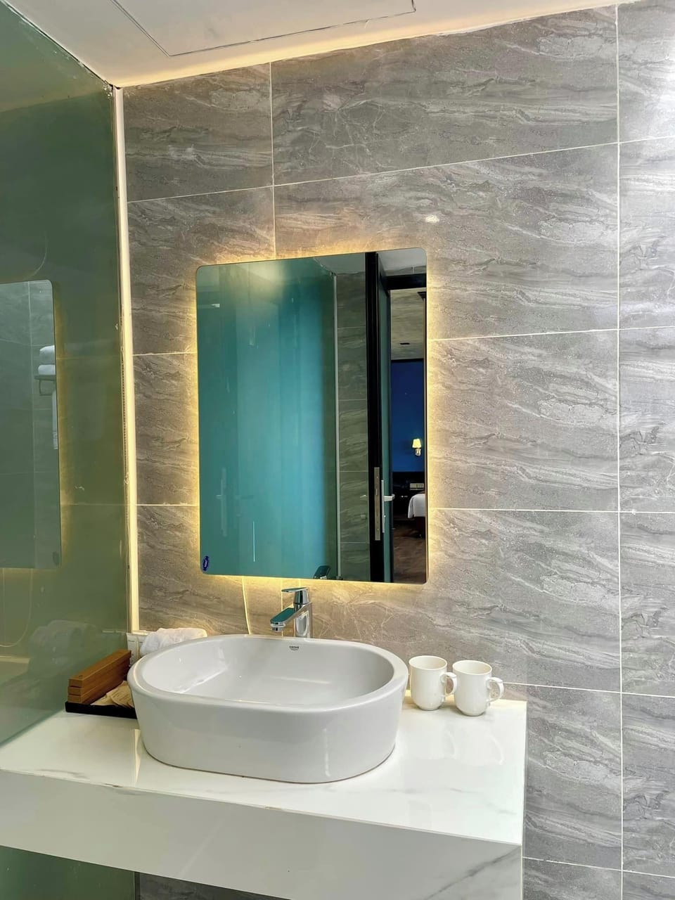 Grand Room, Balcony | Bathroom | Shower, hydromassage showerhead, free toiletries, hair dryer