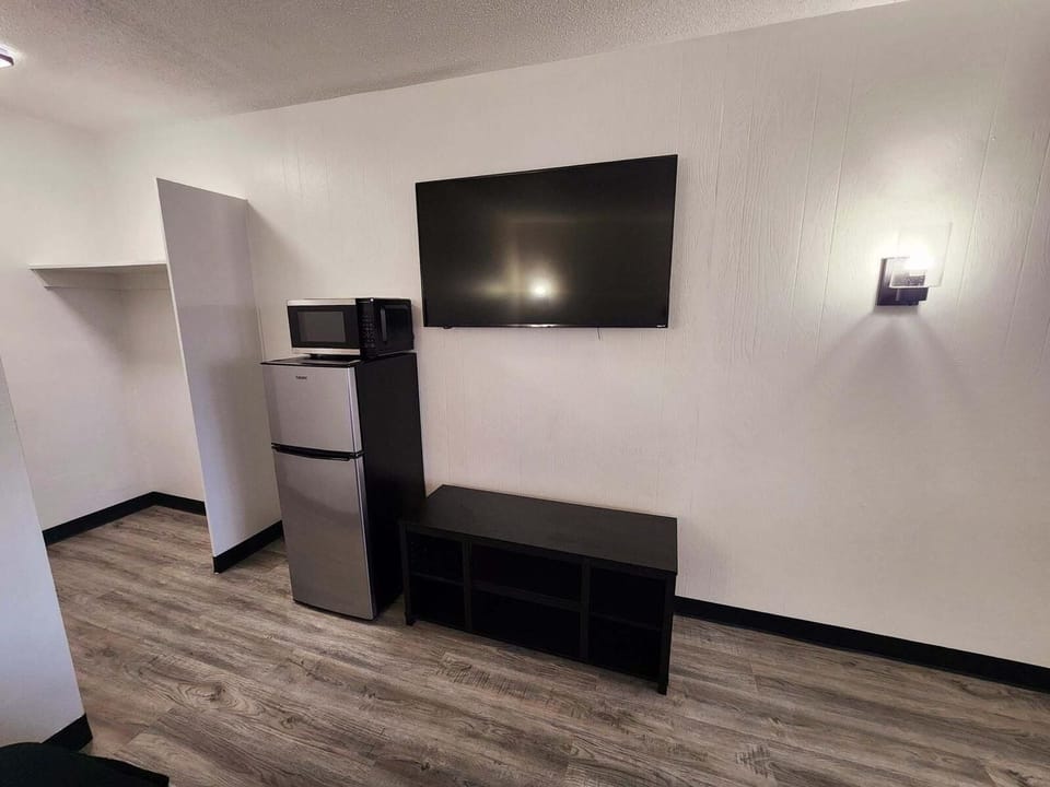Deluxe Single Room, 1 Queen Bed | Desk, WiFi (free), individually decorated, individually furnished