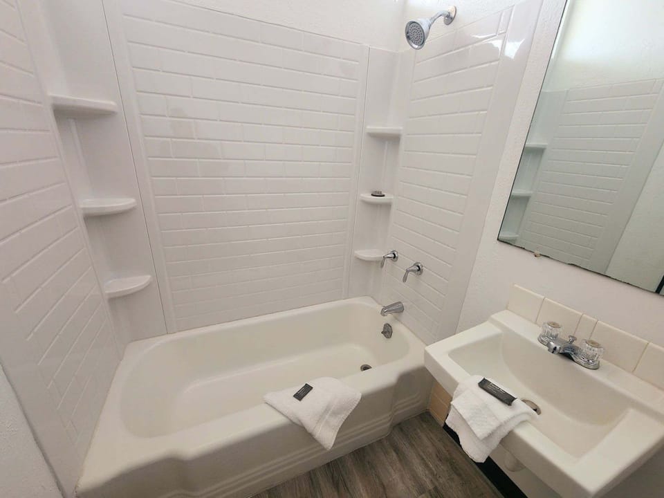 Combined shower/tub, free toiletries, hair dryer (on request)