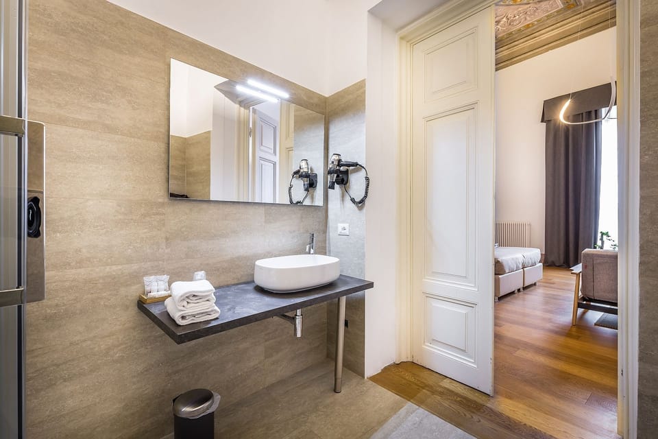 Classic Suite | Bathroom amenities | Shower, free toiletries, hair dryer, bidet