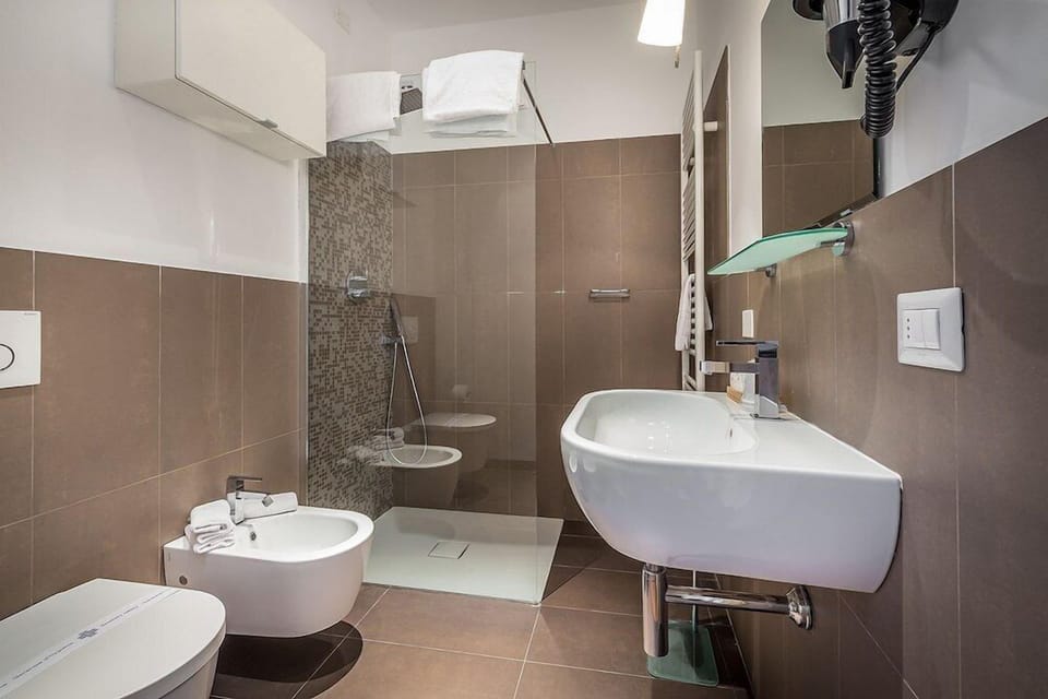 Superior Triple Room | Bathroom | Shower, free toiletries, hair dryer, bidet