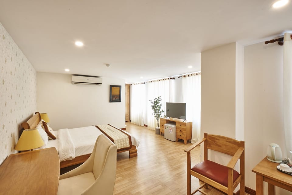 Deluxe Suite | Minibar, in-room safe, desk, soundproofing