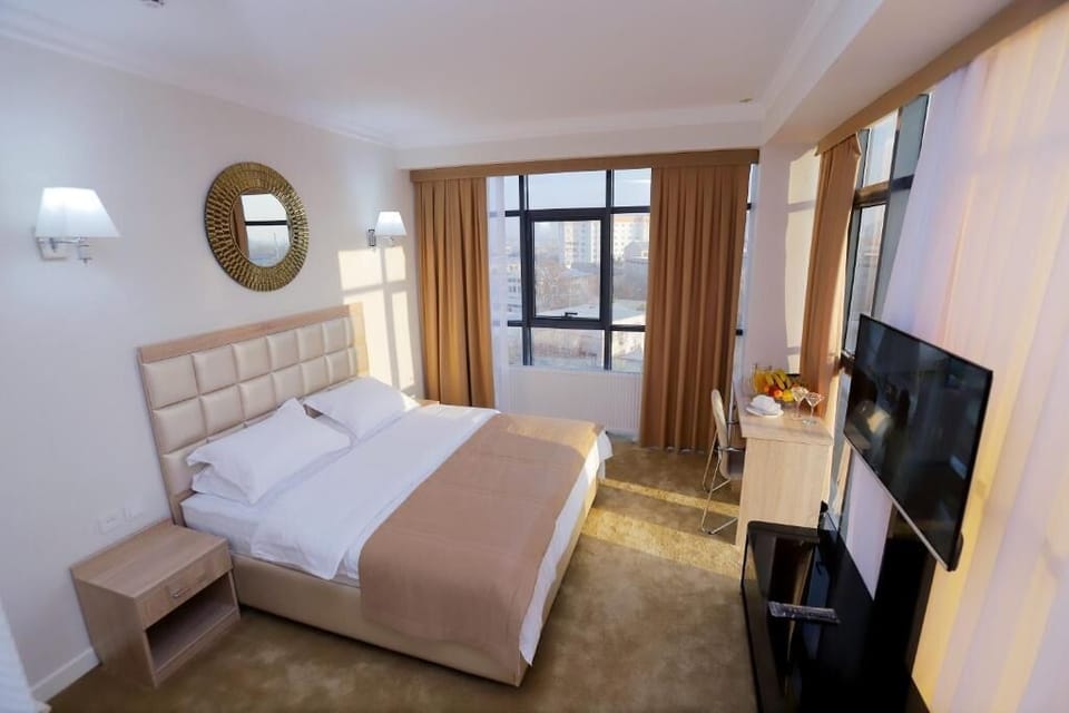 Deluxe Double Room | In-room safe, desk, soundproofing, iron/ironing board (on request)