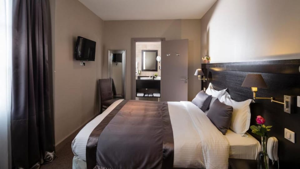 Superior Double Room | Premium bedding, in-room safe, desk, blackout drapes