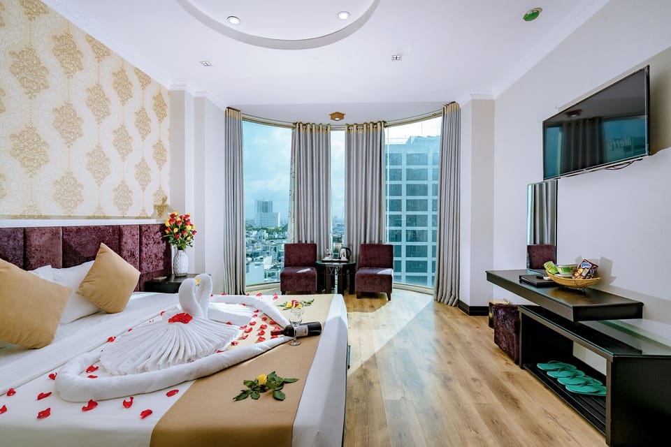 2 bedrooms, premium bedding, down comforters, minibar