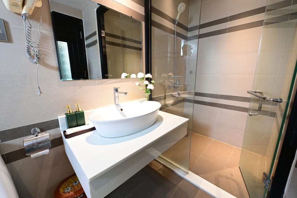 Combined shower/tub, deep soaking tub, free toiletries, hair dryer