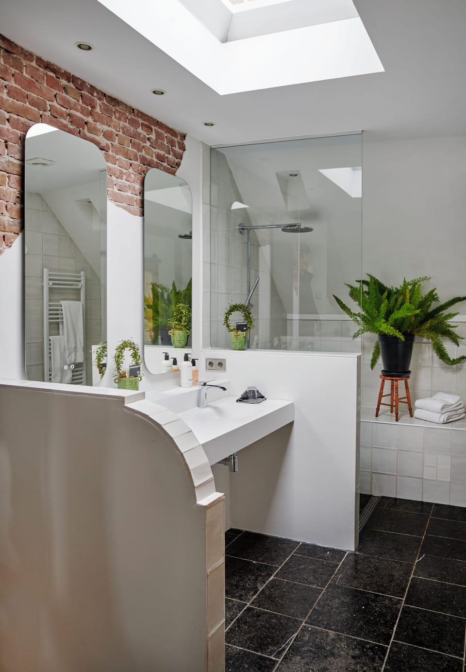 Deluxe Double Room (President) | Bathroom | Shower, free toiletries, hair dryer, towels