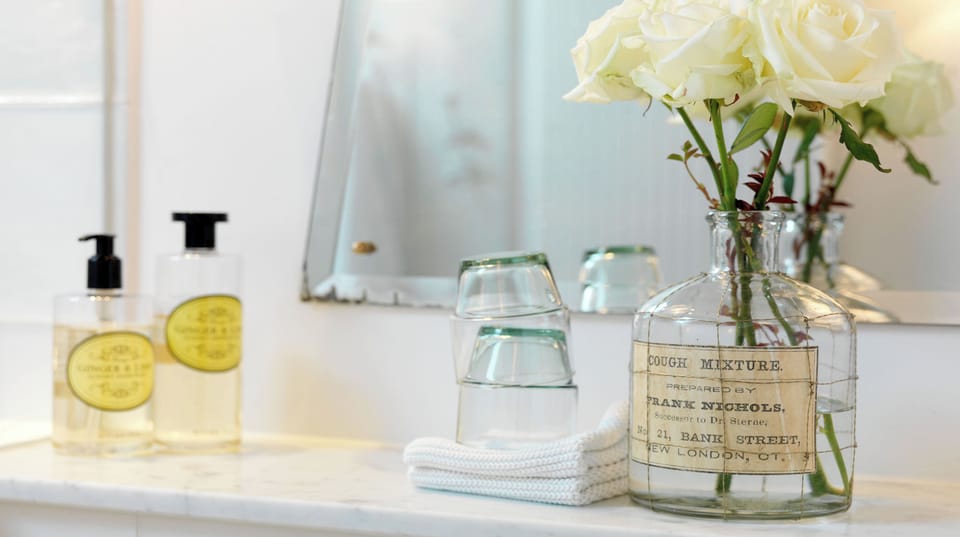 Premium bedding, minibar, iron/ironing board, free WiFi