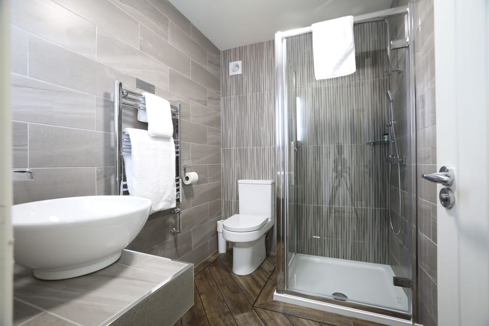 Signature Double Room, Ground Floor | Bathroom | Shower, free toiletries, hair dryer, bathrobes