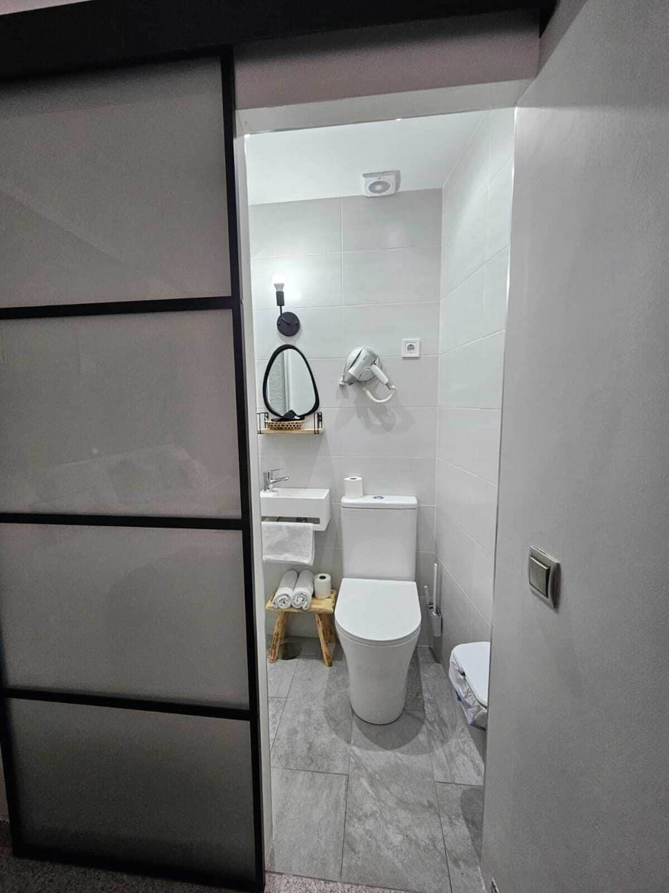 Family Room (3 people) | Bathroom | Combined shower/tub, hair dryer, slippers, towels