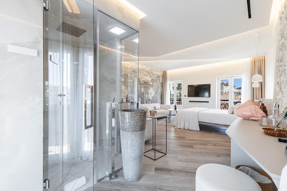 Deluxe Suite Hammam | Bathroom | Free toiletries, hair dryer, towels, soap