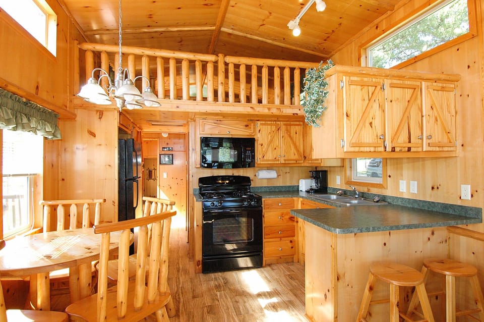 Cottage, 1 Bedroom, Non Smoking, Kitchen | Private kitchen | Fridge, microwave, oven, stovetop