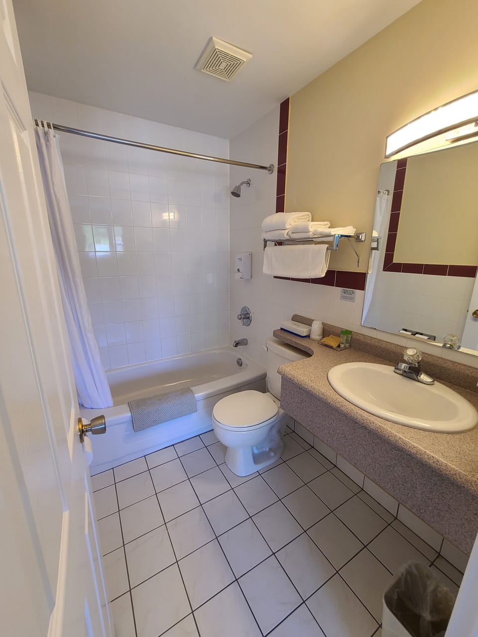 Combined shower/tub, free toiletries, hair dryer, heated floors