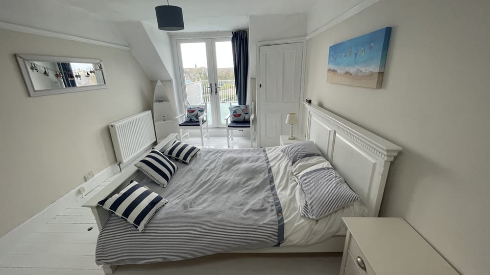 Master bedroom with double bed and access to the balcony 