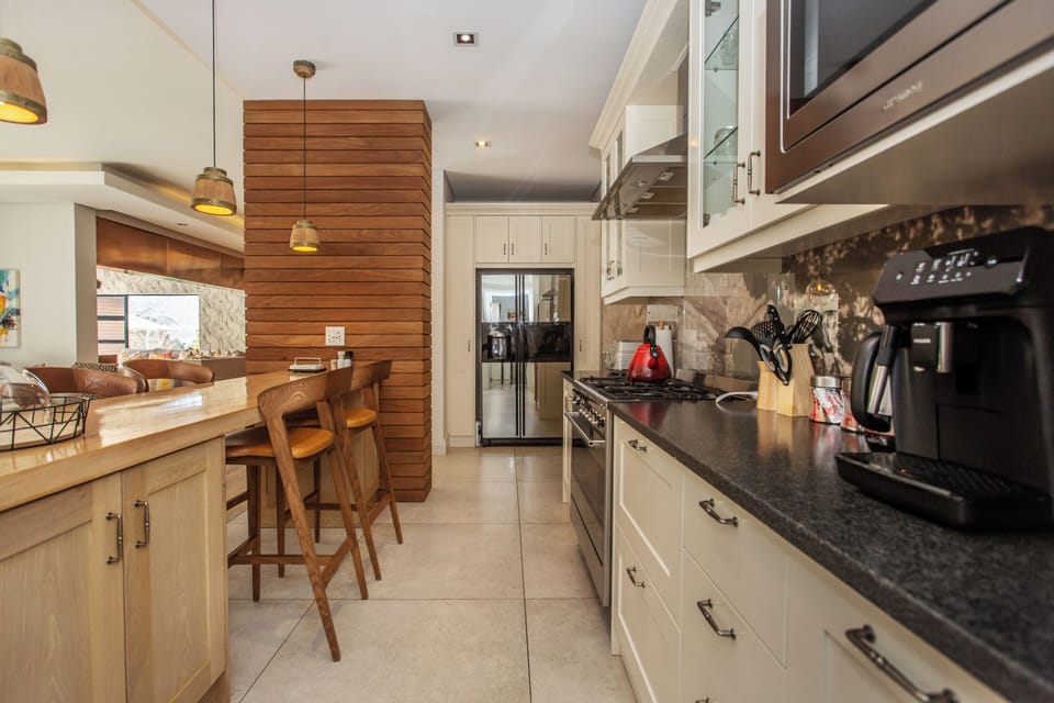 Deluxe House | Private kitchen | Coffee/tea maker, electric kettle, highchair