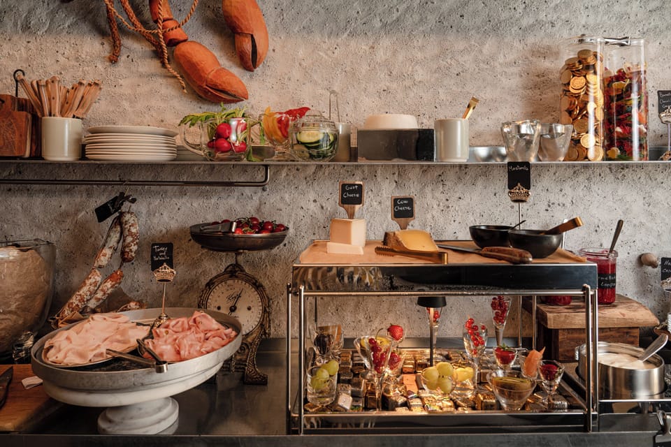 Daily buffet breakfast (CHF 25 per person)