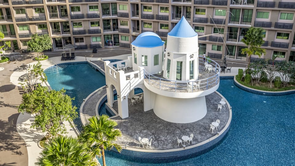 4 outdoor pools, sun loungers