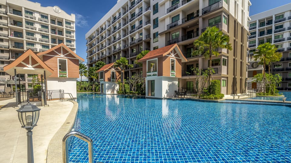 4 outdoor pools, sun loungers