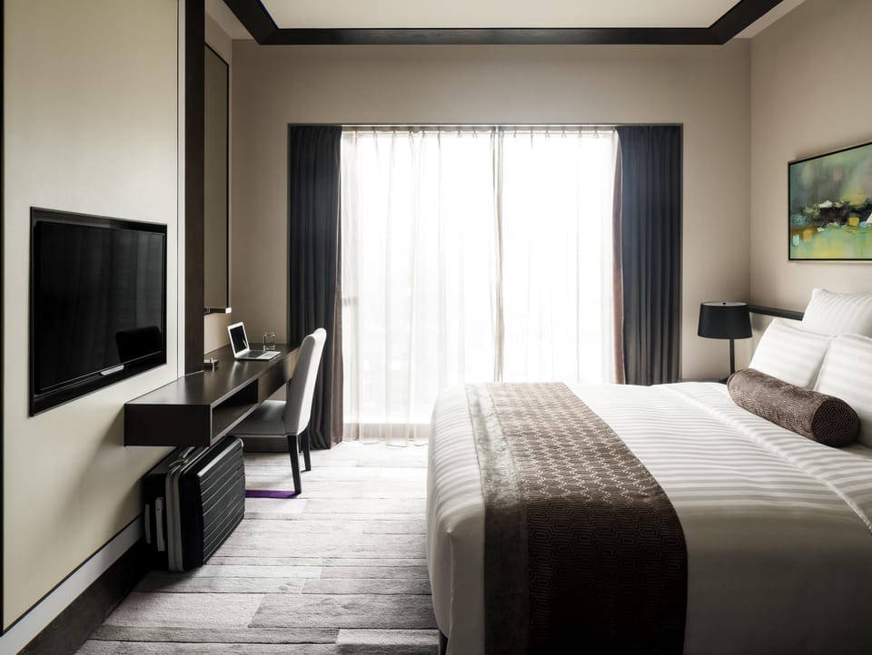 Executive Suite | Minibar (some free items), in-room safe, desk, laptop workspace