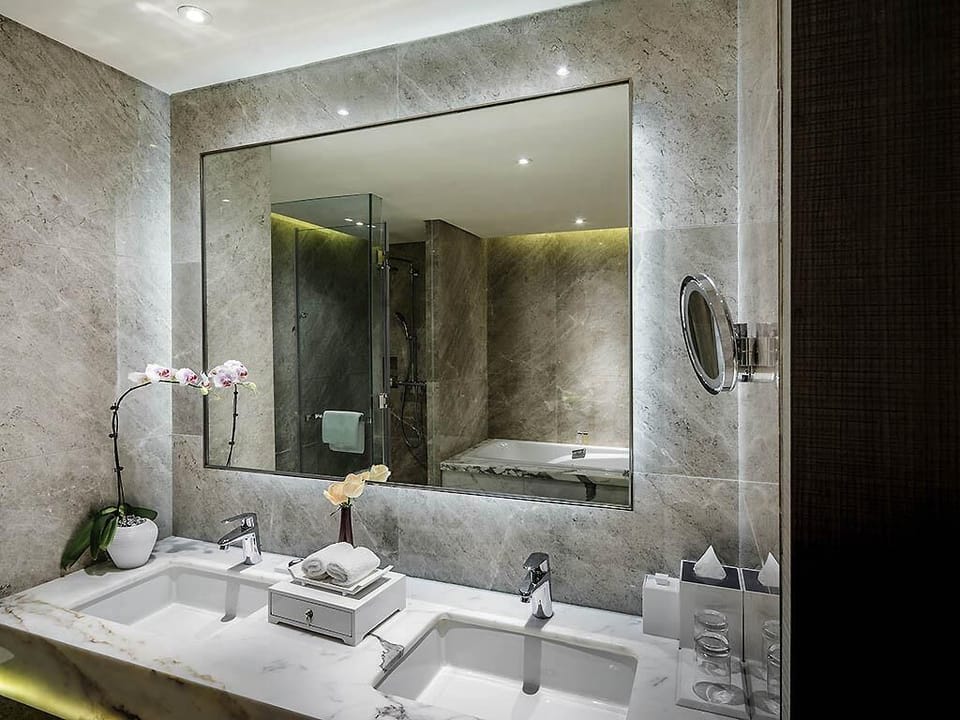 Deluxe King Room | Minibar (some free items), in-room safe, desk, laptop workspace