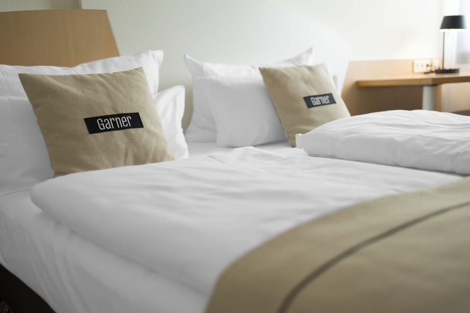 Standard Room, 1 Queen Bed | In-room safe, desk, laptop workspace, blackout drapes