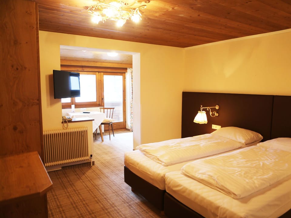 Double Room, Mountain View | Hypo-allergenic bedding, free WiFi, bed sheets