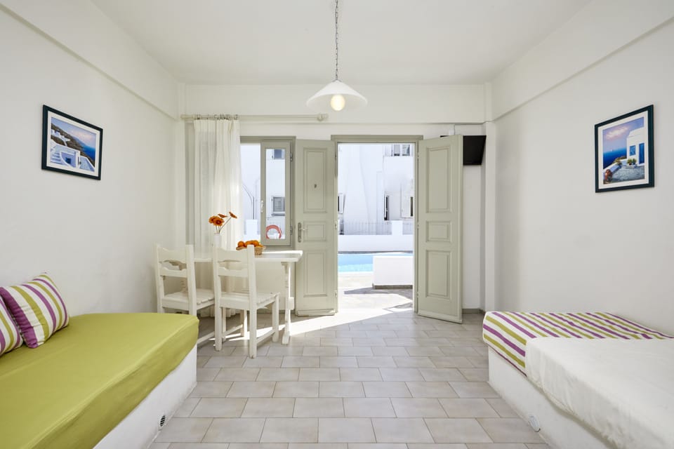 Family Suite | Minibar, in-room safe, individually decorated, individually furnished