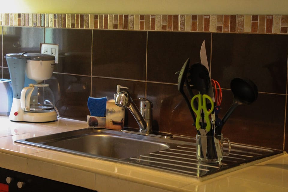 Full-size fridge, microwave, oven, stovetop