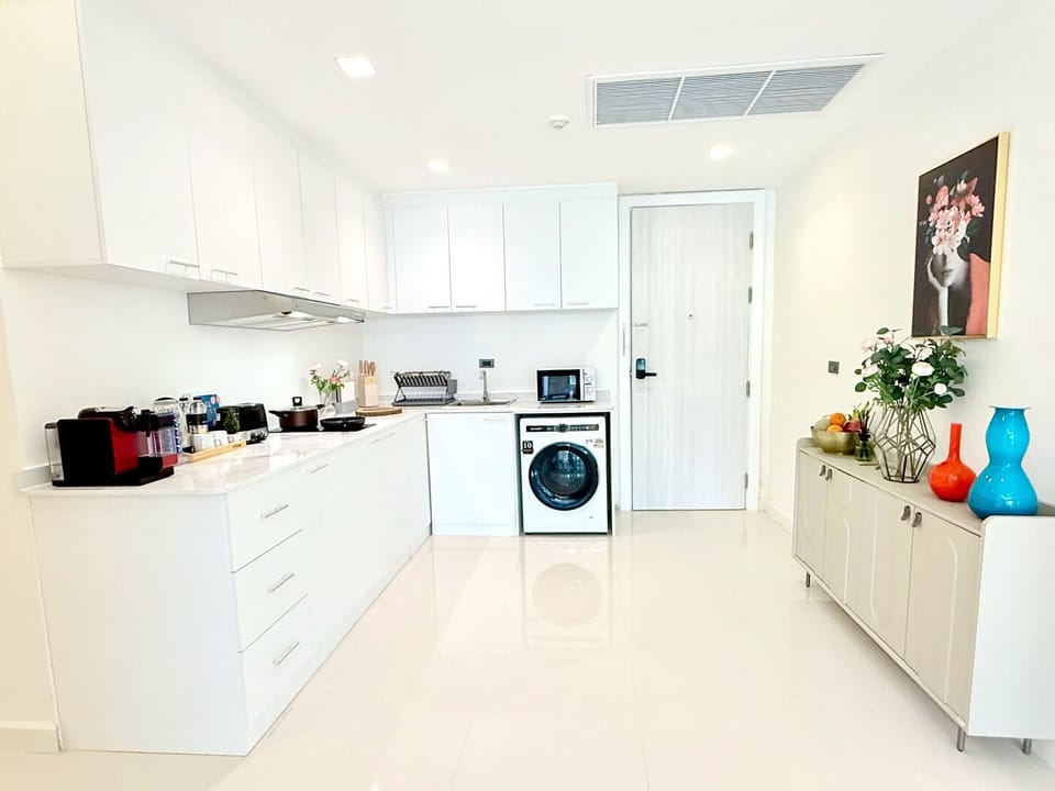 Deluxe Three-Bedrooms Apartment | Private kitchen | Fridge, microwave, toaster, cookware/dishes/utensils