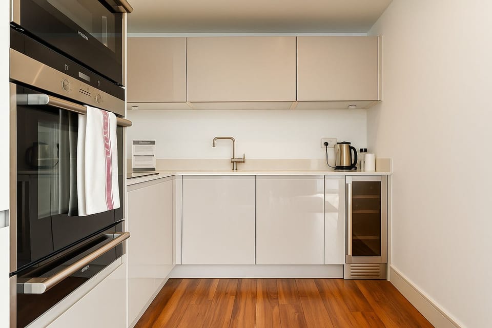 Deluxe Apartment | Private kitchen | Microwave, oven, toaster, cookware/dishes/utensils
