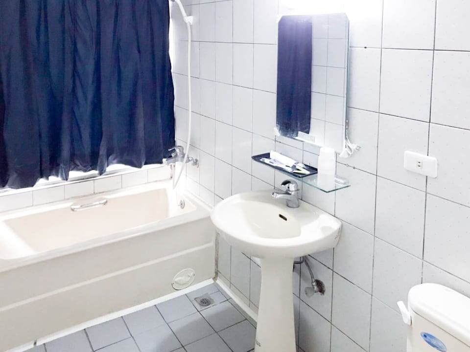 Twin Room | Bathroom | Shower, hair dryer, towels, shampoo