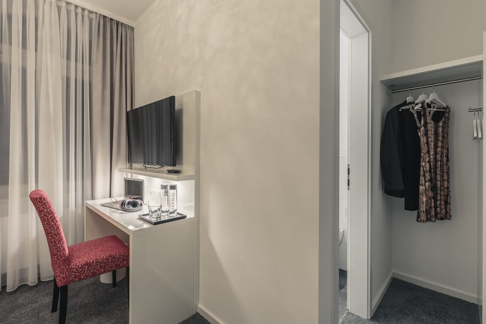 Comfort Single Room | Living area | 45-inch Smart TV with cable channels