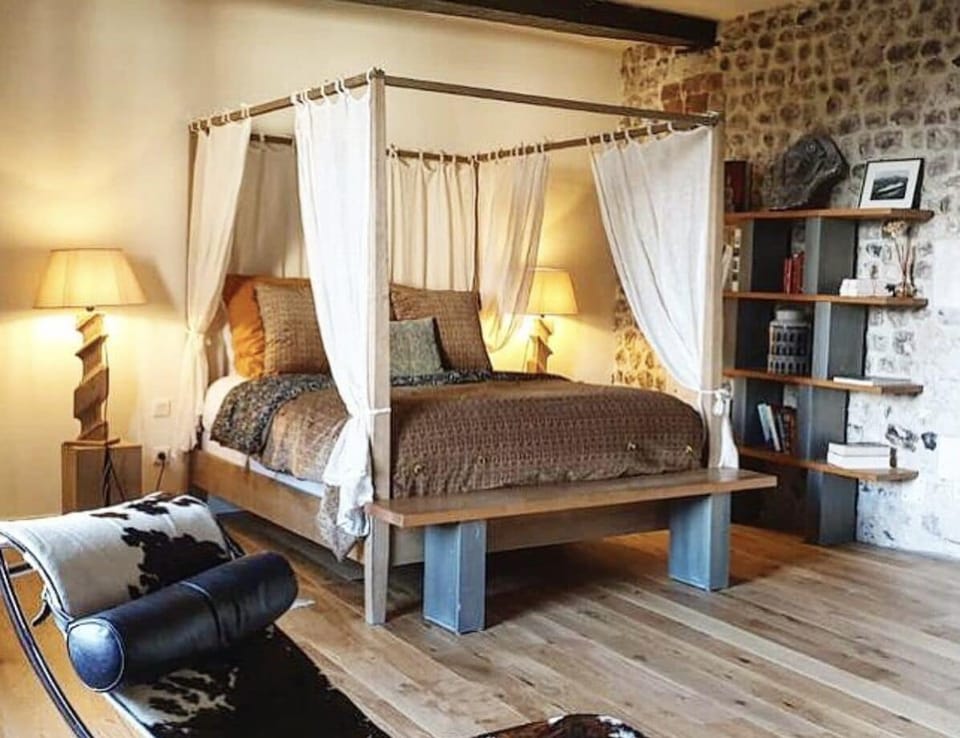 Deluxe Suite, Garden View | Living area | 81-cm flat-screen TV with digital channels, TV