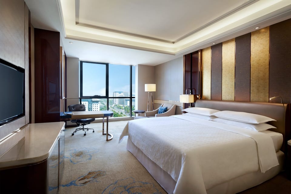 Premium bedding, down comforters, minibar, in-room safe