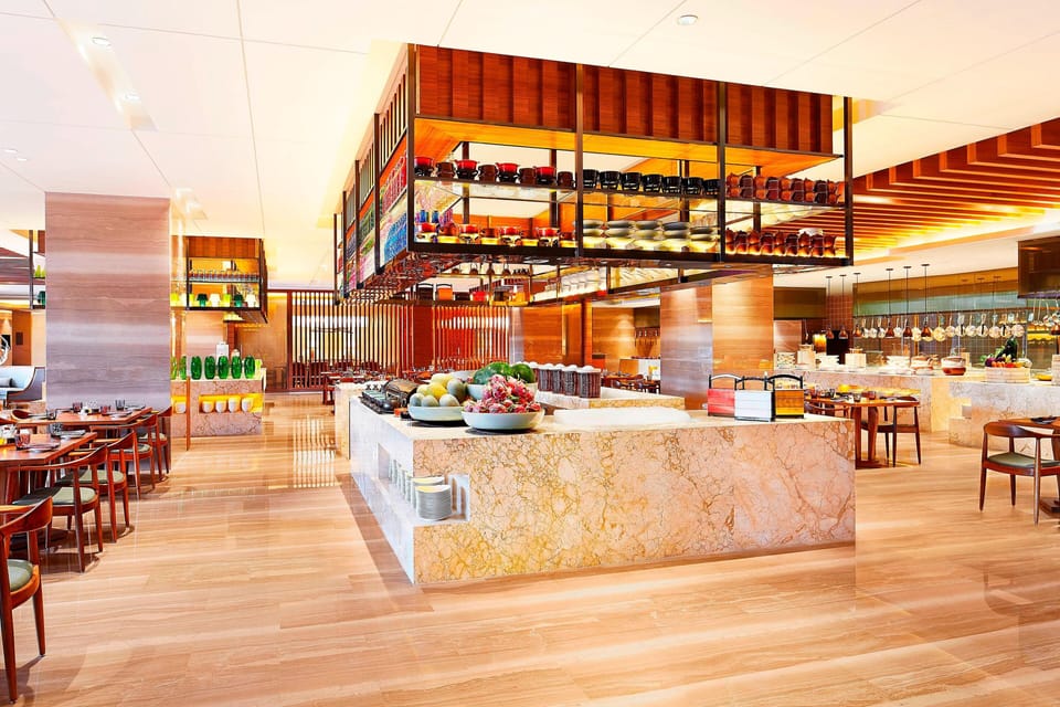 3 restaurants; breakfast, lunch, and dinner served