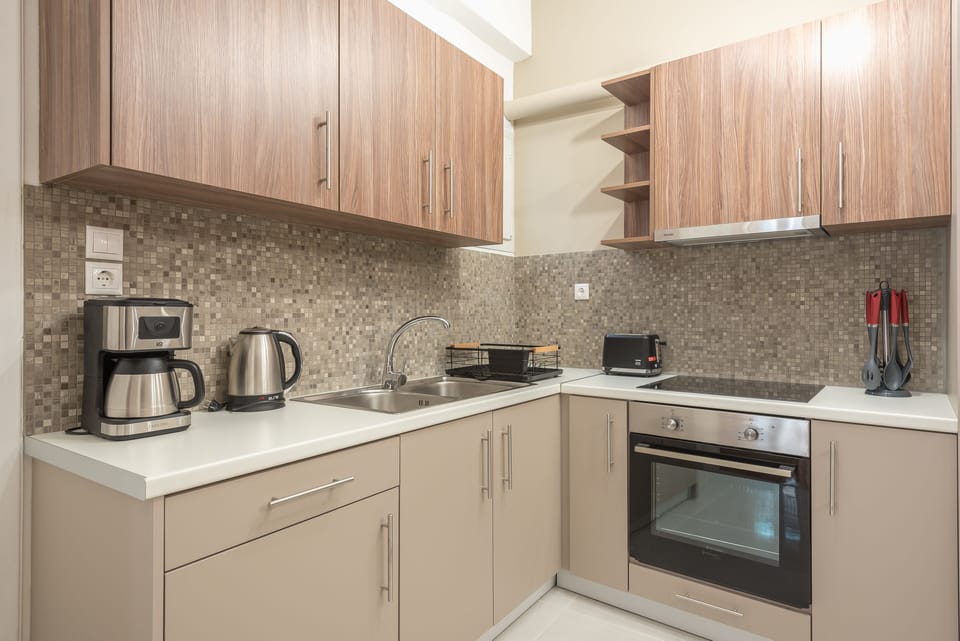 City Apartment | Private kitchen | Full-size fridge, microwave, oven, stovetop