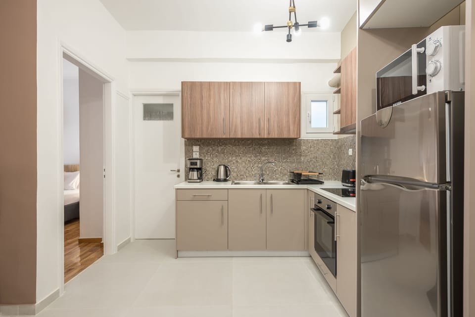 City Apartment | Private kitchen | Full-size fridge, microwave, oven, stovetop