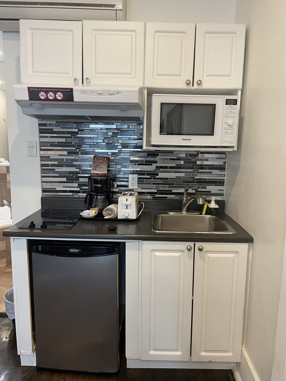 Superior Room, 1 Queen Bed, Hot Tub | Private kitchen | Microwave, coffee/tea maker, cookware/dishes/utensils